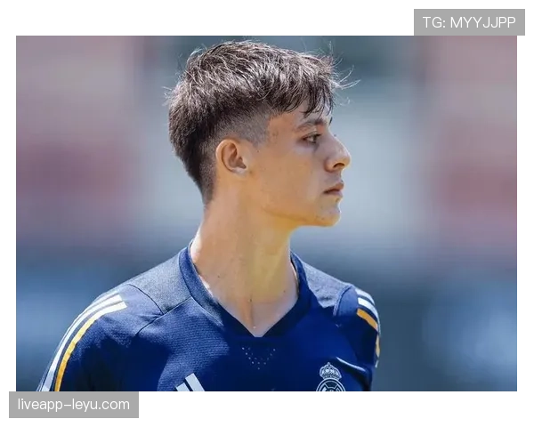 卡卡中场组织力闪耀赛场,助力球队战术体系焕然一新 卡卡中场组织力闪耀赛场,助力球队战术体系焕然一新