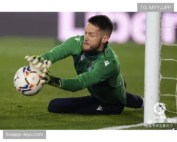 奥布拉克荣获西甲年度最佳门将，持续展现出色的门线技术与稳定状态