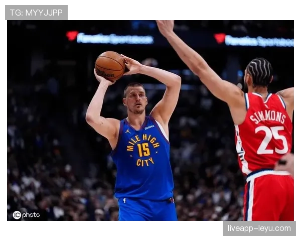 约基奇季后赛中高效挡拆助攻持续提升球队进攻稳定性