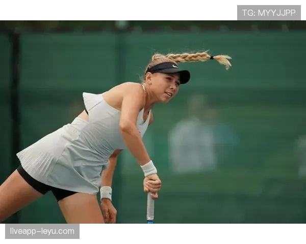 娜奥米·大阪今天又穿彩虹鞋出门，街头瞬间变明星红毯，普通人真养不起她这档次生活！